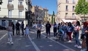 Une minute de silence a été observée devant le parc des Poètes, à Béziers, là où l'une des victimes a été retrouvée sans vie