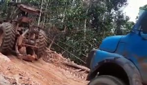 Un tracteur tente de tirer un camion trop chargé... Et c'est le drame