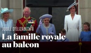 Elizabeth II et la famille royale saluent la foule depuis le balcon de Buckingham Palace