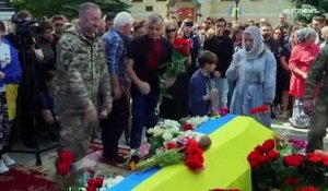 A Kiev, une foule rend hommage à un jeune "héros" tué au combat