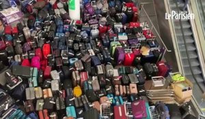 À l'aéroport de Londres Heathrow, une marée de bagages bloque le terminal 2