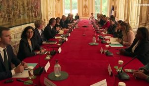 L'après-législatives en France : le président Macron consulte, la Première ministre reste en poste