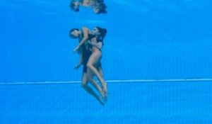 Les images impressionnantes du malaise d’une nageuse américaine, sauvée de la noyade par son entraîneur