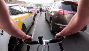 Un cycliste se prend pour un pilote et se rate bien comme il faut