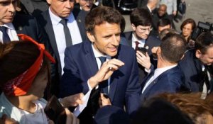 Emmanuel Macron cible de projectile lors de sa visite à Cergy