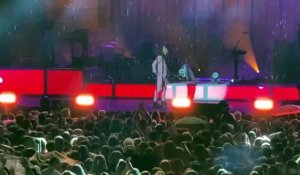 Problèmes techniques et pluie au concert de Julien Doré à Nîmes