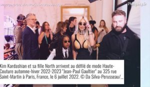 Kim Kardashian, poitrine généreuse, et sa fille North, 9 ans, piercing au nez au défilé Jean Paul Gaultier