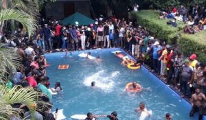 Sri Lanka: le président en fuite, des manifestants envahissent son palais et... sa piscine