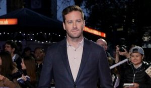 Armie Hammer : 'complètement fauché',  il travaille dans un hôtel