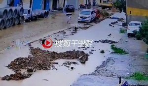 Un enfant manque de se noyer en chutant dans une flaque d'eau très profonde