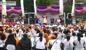Se soigner par le rire : une séance de yoga du rire rassemble des milliers de personnes à Bali