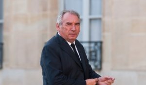 GALA VIDEO - “C’est louche” : François Bayrou discret, les marcheurs jubilent