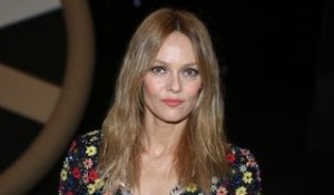 Vanessa Paradis : bientôt un nouveau bébé dans la famille, jolies nouvelle photos de baby-bump à la plage !