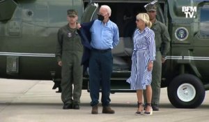 À cause du vent, Joe Biden peine à enfiler sa veste et est aidé par sa femme lors de sa visite dans le Kentucky