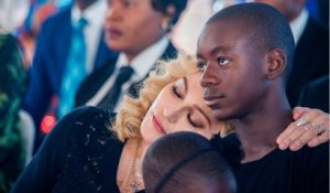 VOICI - "Il porte mes vêtements"' : Madonna encense les looks de son fils David Banda