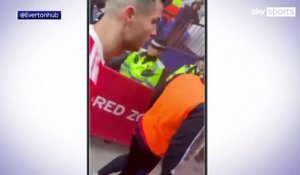 L'attaquant de Manchester United, Cristiano Ronaldo, a été rappelé à l'ordre par la police britannique après avoir fait voler le téléphone de la main d'un fan d'Everton à l'issue d'un match la saison dernière - VIDEO