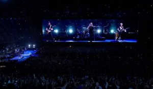 U2 chante "Beautiful Day" à Bercy