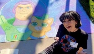 Une étudiante en art qui rêve de travailler chez Pixar dessine des personnages à la craie devant le studio