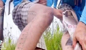 Pour mesurer ses poissons, un pêcheur se fait tatouer une règle géante sur sa jambe
