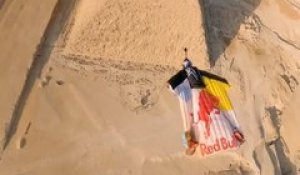 Ces deux Français ont survolé les pyramides en wingsuit