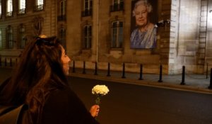 «On ne réalise pas qu’on a maintenant un roi» : des fans rendent hommage à la reine Elizabeth II à Paris