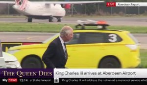 Disparition de la Reine Elisabeth II - Regardez le roi Charles III quitter avec son épouse l'aéroport d'Aberdeen en Ecosse pour rejoindre Londres - VIDEO
