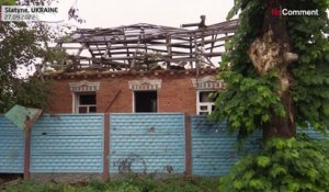 Des civils ukrainiens retrouvent leur maison entièrement détruite par les frappes
