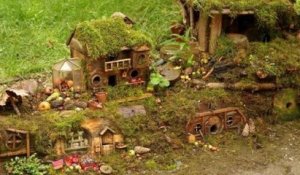 Il construit un mini village inspiré de l'univers Tolkien pour ses souris