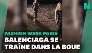 À la Fashion Week de Paris, le défilé Balenciaga a eu lieu dans la boue