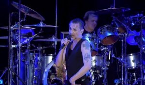 Depeche Mode chante "Just Can't Get Enough" en live
