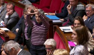 Alors qu'Aurore Bergé évoque le cas d'Adrien Quatennens à l'Assemblée, Sandrine Rousseau répond par un signe féministe