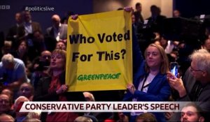 Deux militantes de Greenpeace ont brièvement interrompu le discours de la Première ministre britannique Liz Truss lors du congrès du parti conservateur à Birmingham - Regardez