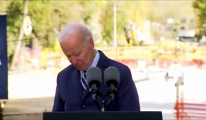 Le President Joe Biden perdu sur scène à Pittsburgh après son discours