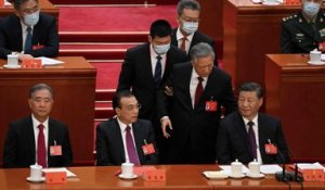Chine : contre son gré, l’ex-président Hu Jintao escorté hors du congrès du parti communiste