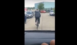 Instant Karma pour ce cycliste en colère