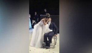 Cet homme handicapé réussit à se mettre debout pour danser avec sa femme lors de son mariage