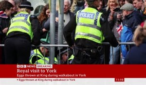 Le roi Charles III et la reine consort Camilla ont été visés par des jets d’oeufs lors d’une visite à York pour inaugurer une statue d'Elizabeth II - VIDEO