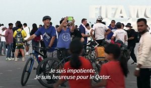 A Doha, les fans de foot se pressent devant l'horloge du compte à rebours
