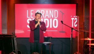 Patrick Bruel interprète  " J'avance " dans le Grand Studio RTL