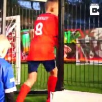 Ce papa a créé un mini stade de foot pro pour ses enfants dans son jardin