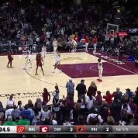 Donovan Mitchell "vole" un rebond à Evan Mobley