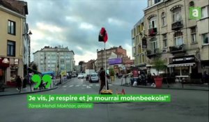 L'artiste Tarek Mehdi Mokhtar hisse un drapeau belge place des Étangs Noirs à Molenbeek