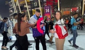 Un fan argentin demande sa copine polonaise en mariage, avant le match opposant les deux pays