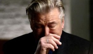 Tir mortel : la femme d’Alec Baldwin fait des révélations… Elle brise le silence un an après le drame