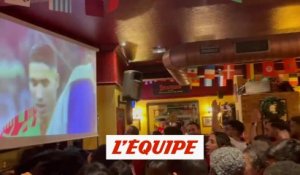 Des supporters marocains reprennent l'hymne national dans un bar parisien - Foot - CM 2022