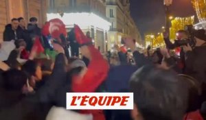 Les supporters marocains exultent de joie sur les champs-Elysées - Foot - CM 2022