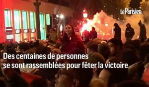 Les supporters du Maroc fêtent la victoire de leur équipe sur les Champs-Elysées
