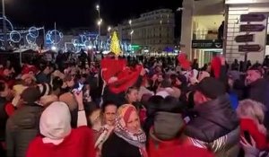 18h43 : la joie des supporters marocains sur le Vieux Port