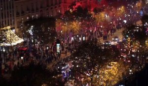 La joie sur les Champs-Élysées des supporters des Bleus - CM 2022 - Bleus