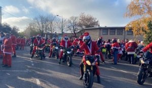 Des motards déguisés en Père Noël se sont rassemblés partout en France pour offrir des cadeaux aux enfants malades